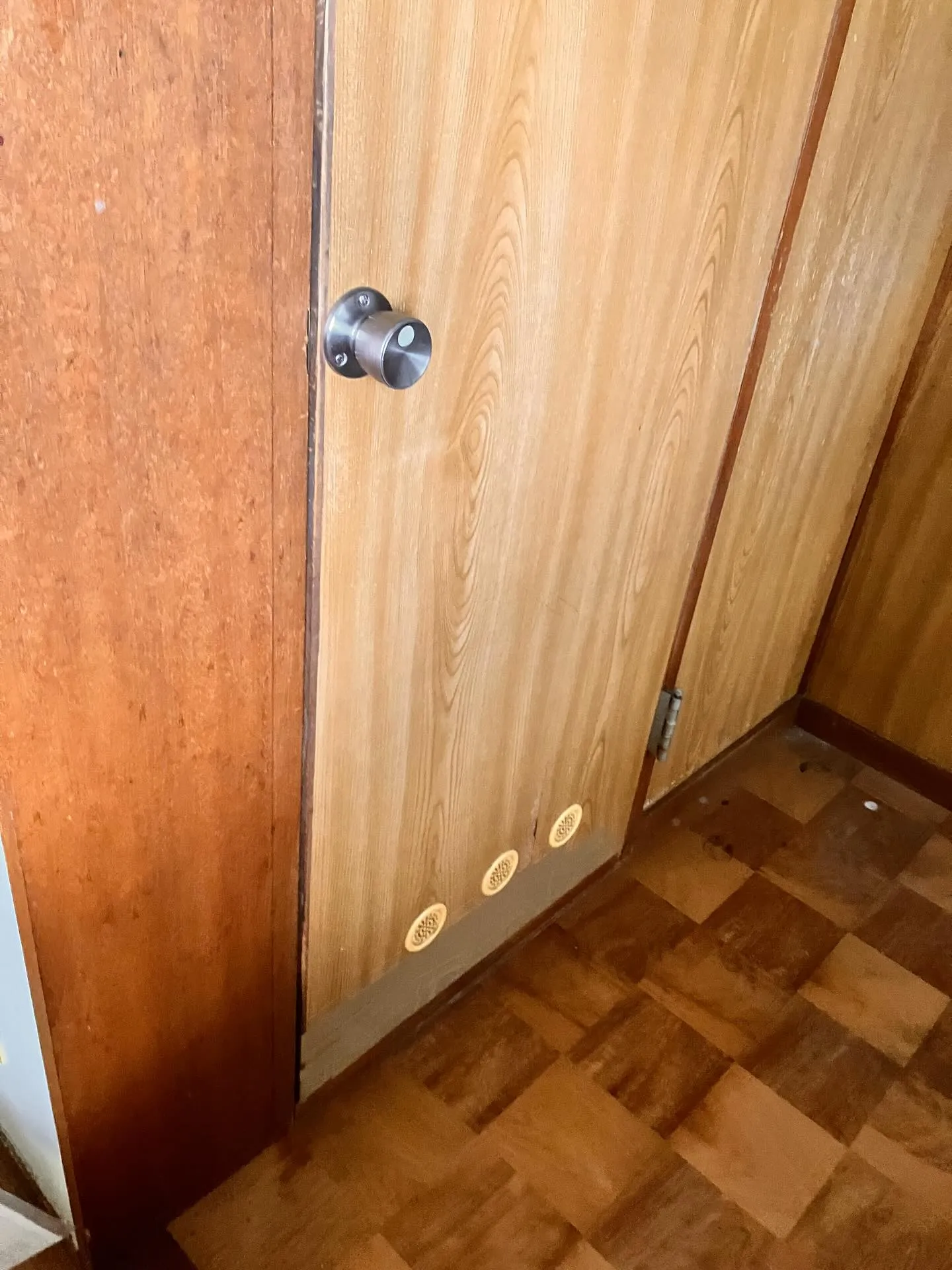 お客様から「トイレのドアが壊れてしまった」とのご依頼を受けま...