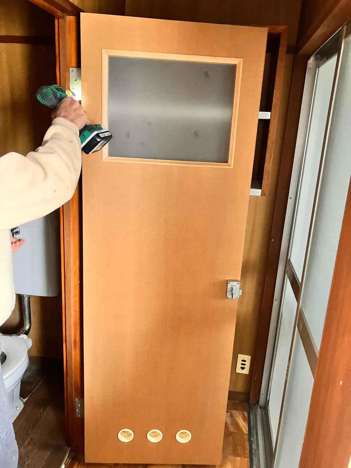 お客様から「トイレのドアが壊れてしまった」とのご依頼を受けま...