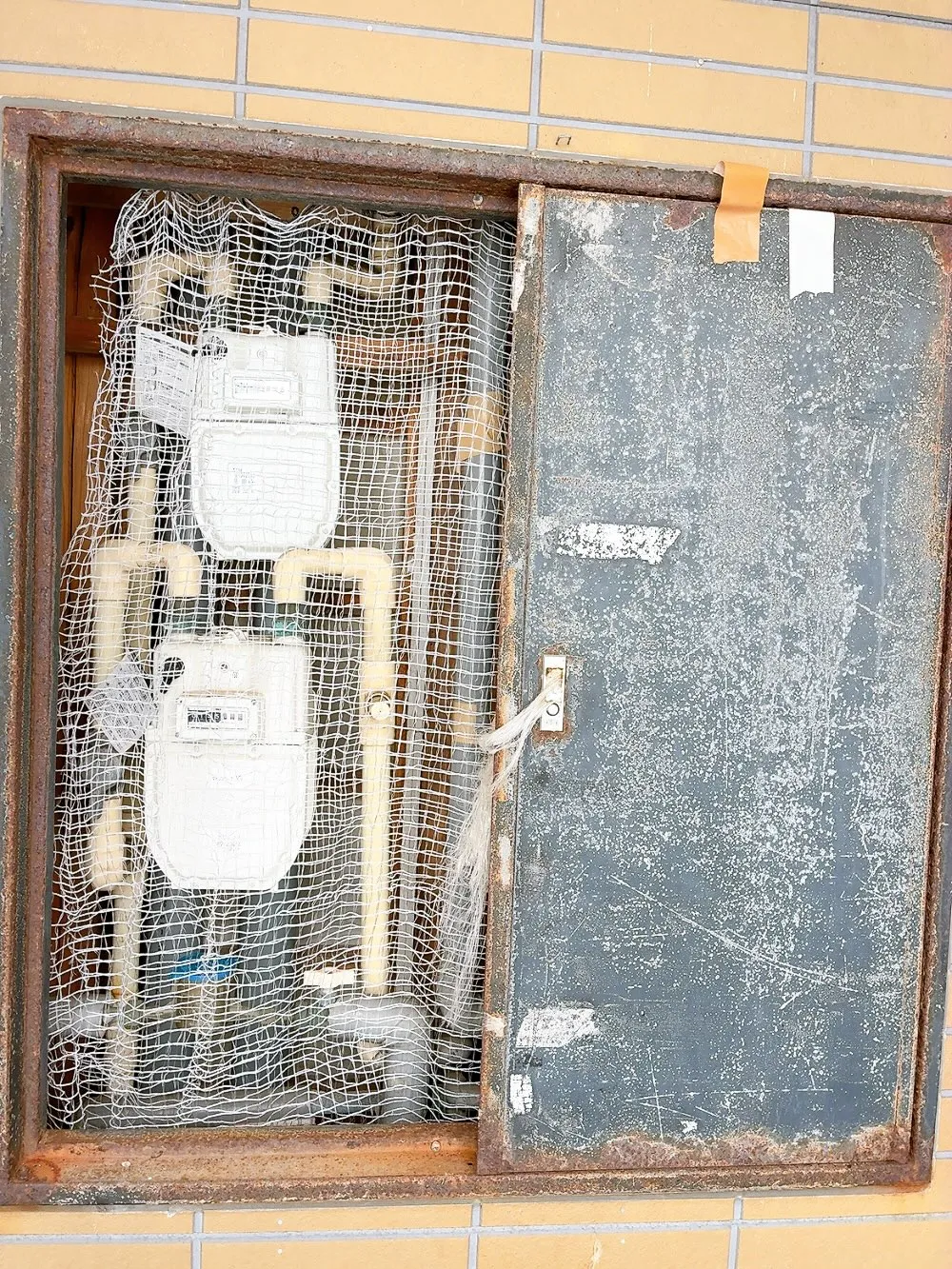 アパートのメーター箇所の扉が外れてしまった…との事で、お客様...