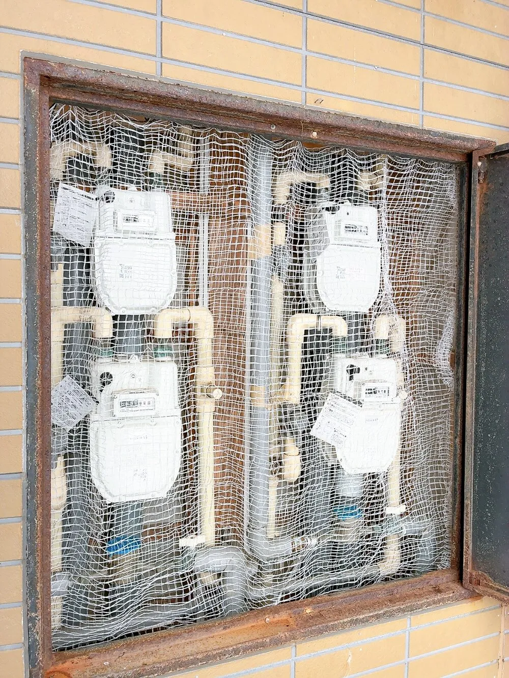 アパートのメーター箇所の扉が外れてしまった…との事で、お客様...