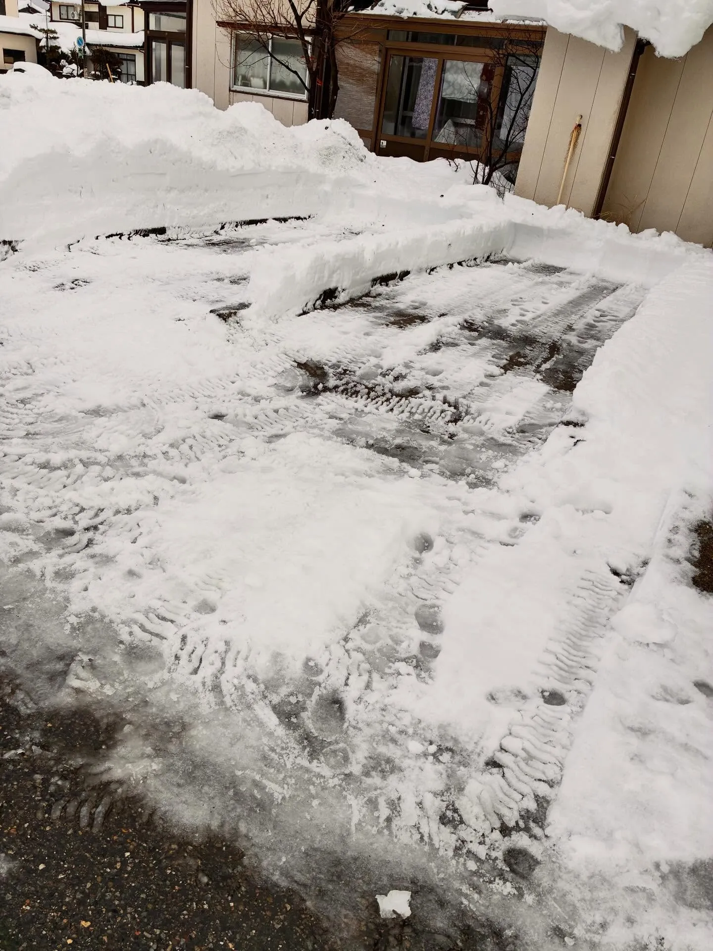 夜中1時から道路の除雪のジョッ席からの駐車場2軒除雪依頼！