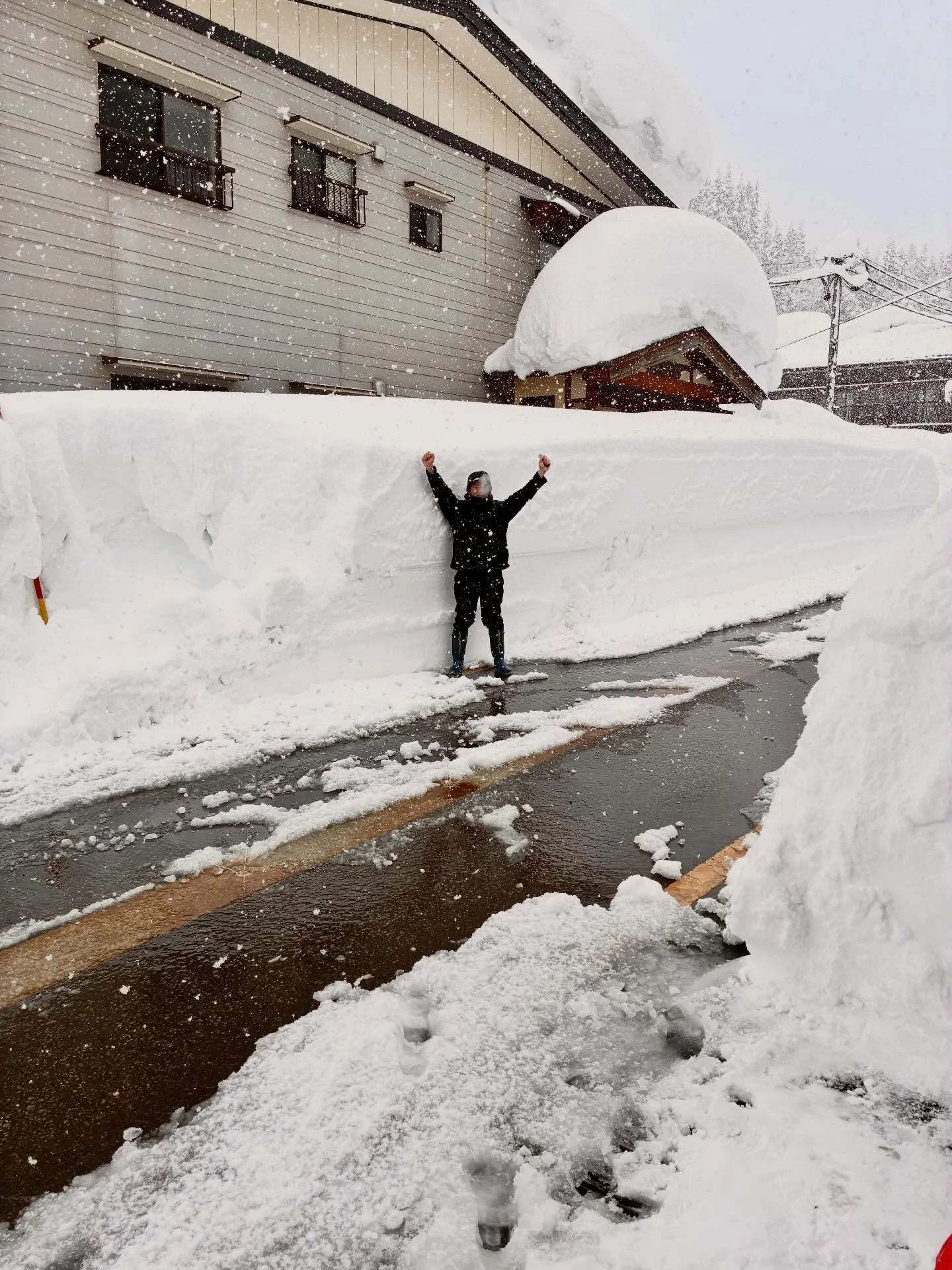 こんなに高い雪に挑んできました‼️